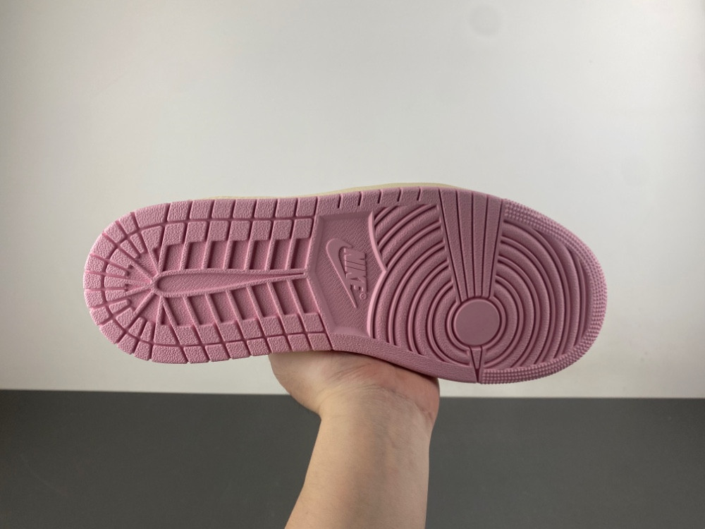 Travis Scott × Air Jordan 1 Low "Shy Pink"IQ7604-101