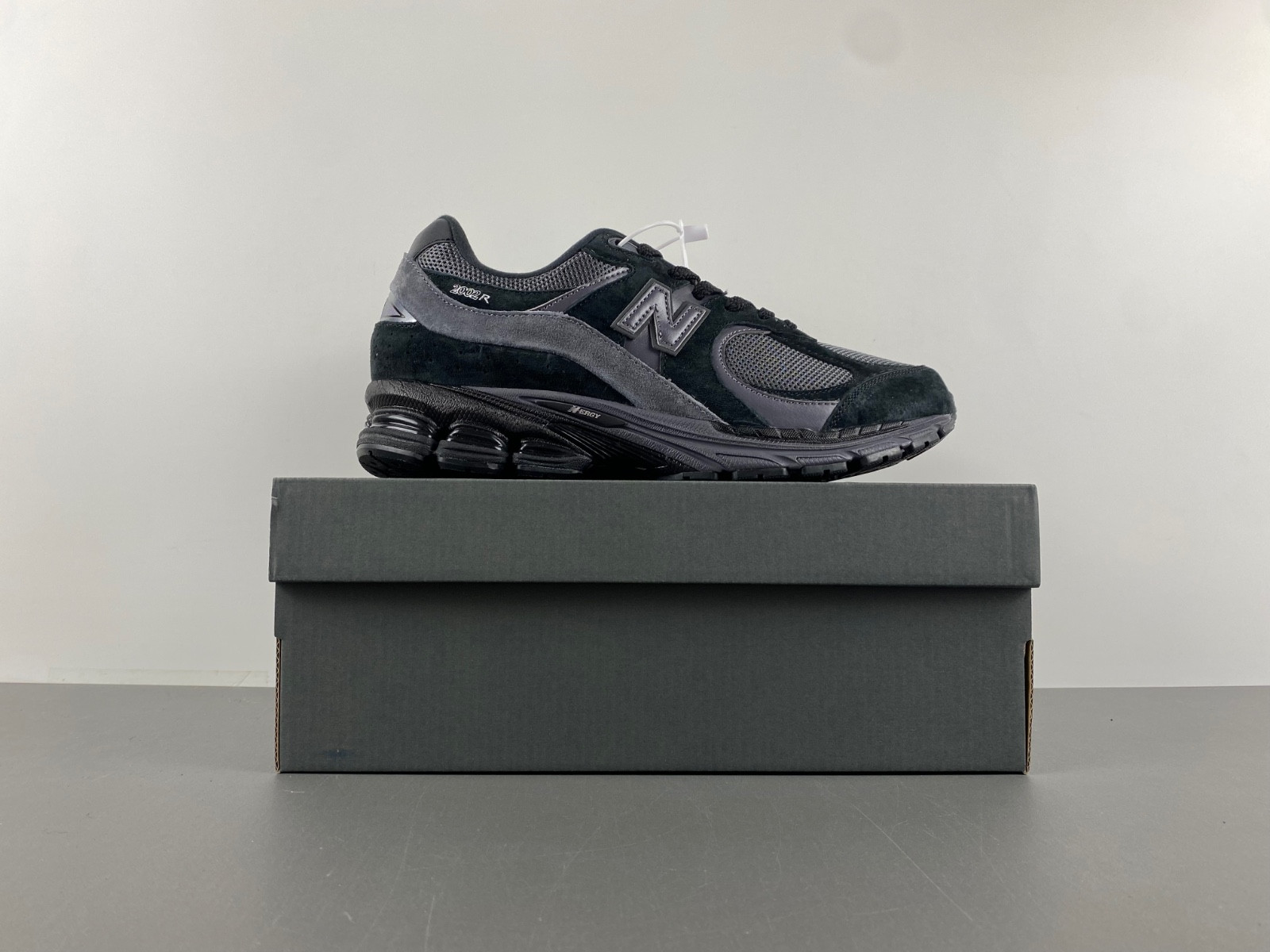 new Ba1an*e 2002r black dark grey men