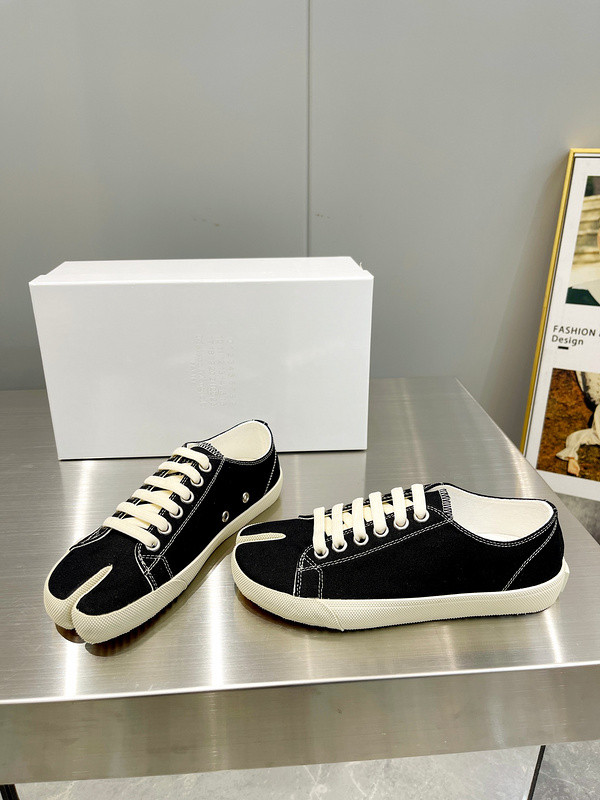 MM6 tabi Sneaker with letters