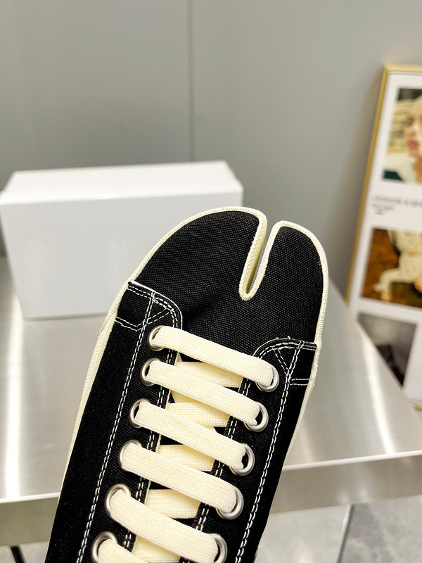 MM6 tabi Sneaker with letters