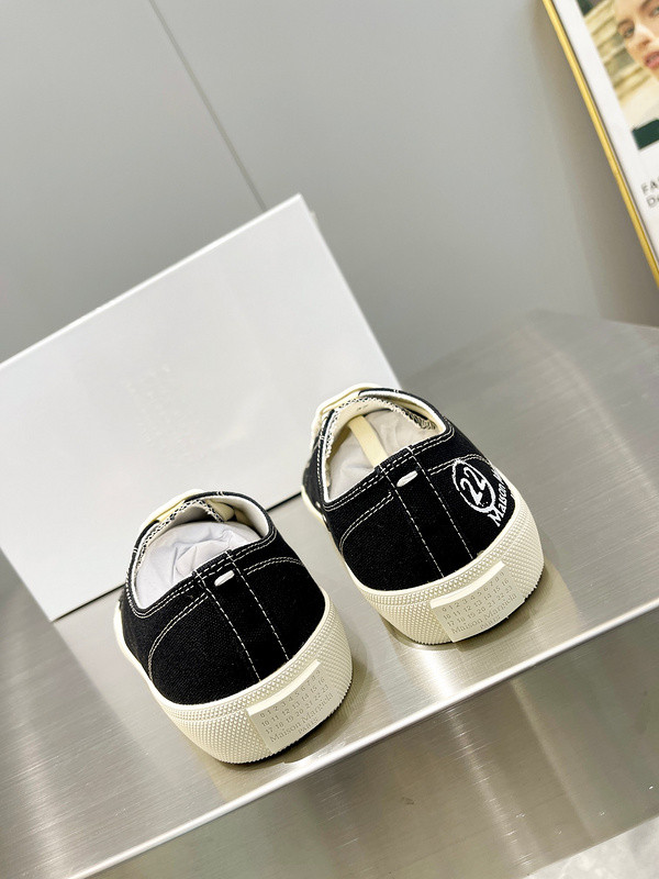 MM6 tabi Sneaker with letters