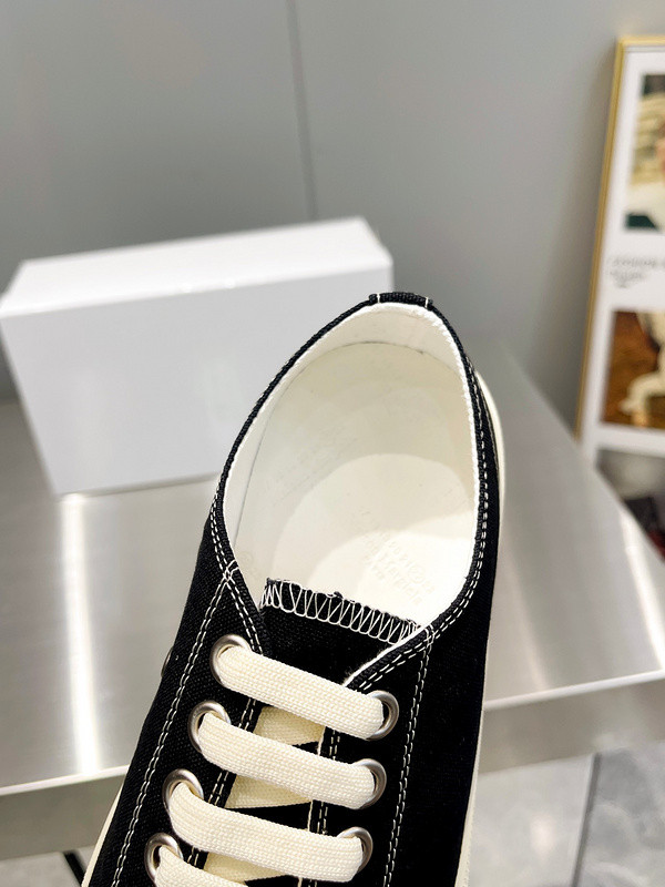 MM6 tabi Sneaker with letters