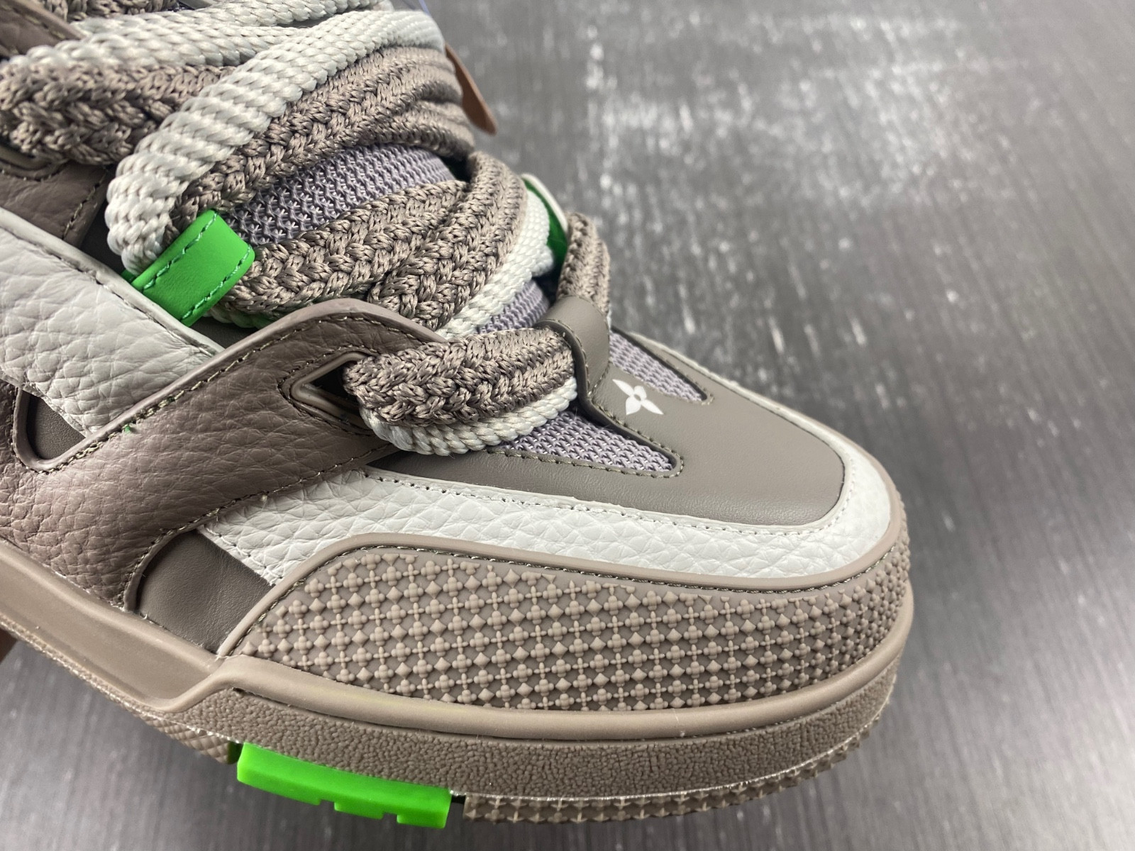 lwe sneaker