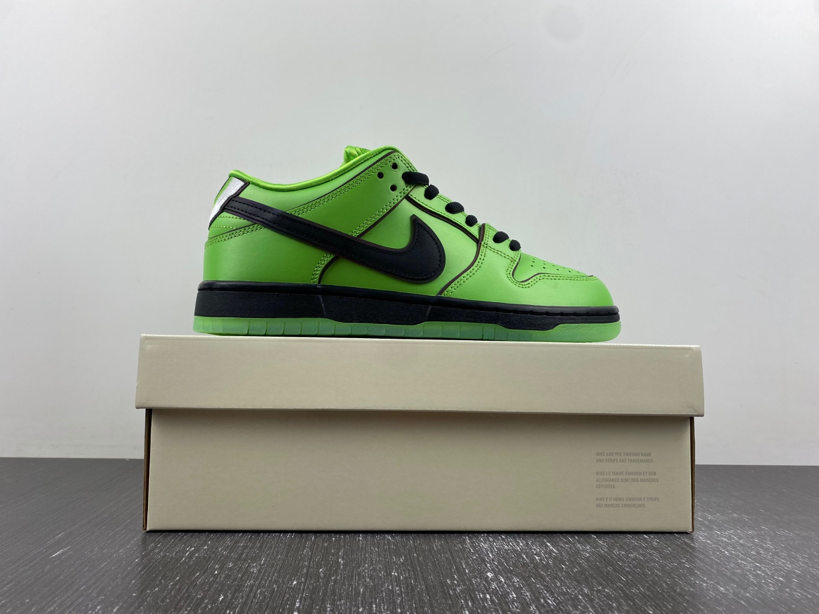 the powerpuff girls x nike sb dunk low buttercup fz8319-300