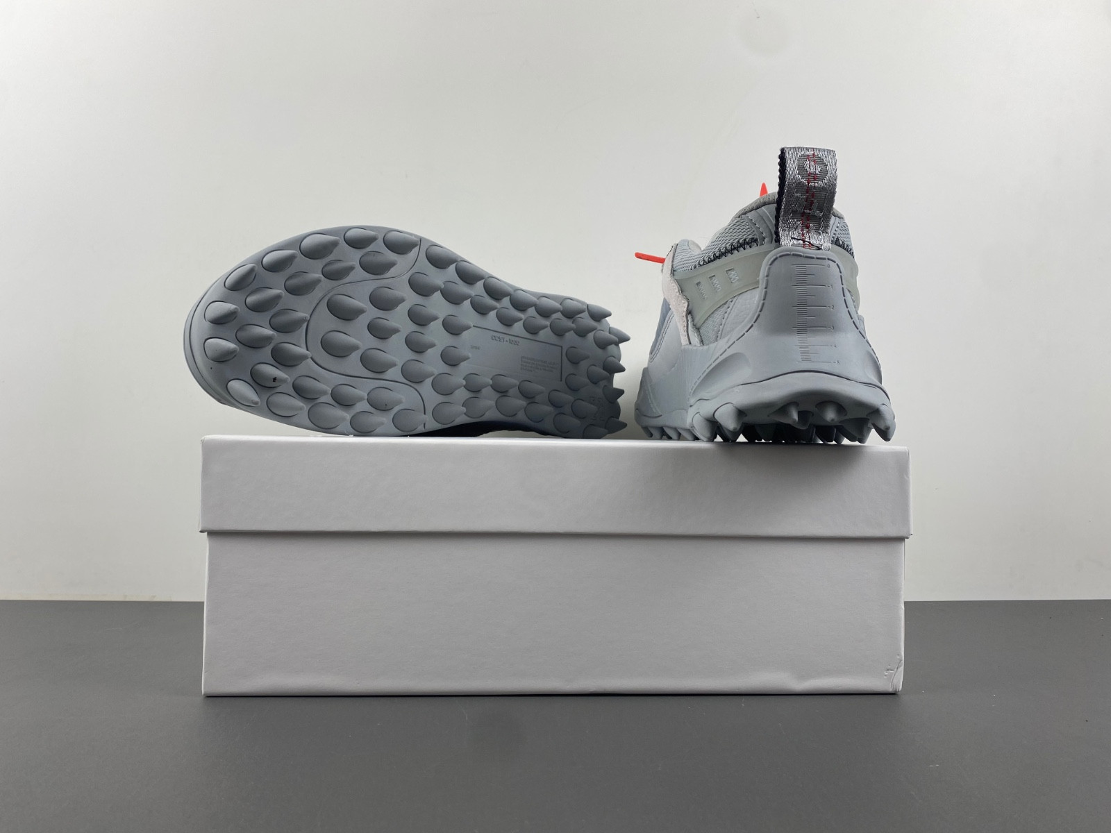 owt 19fw odsy-1000 sneakers