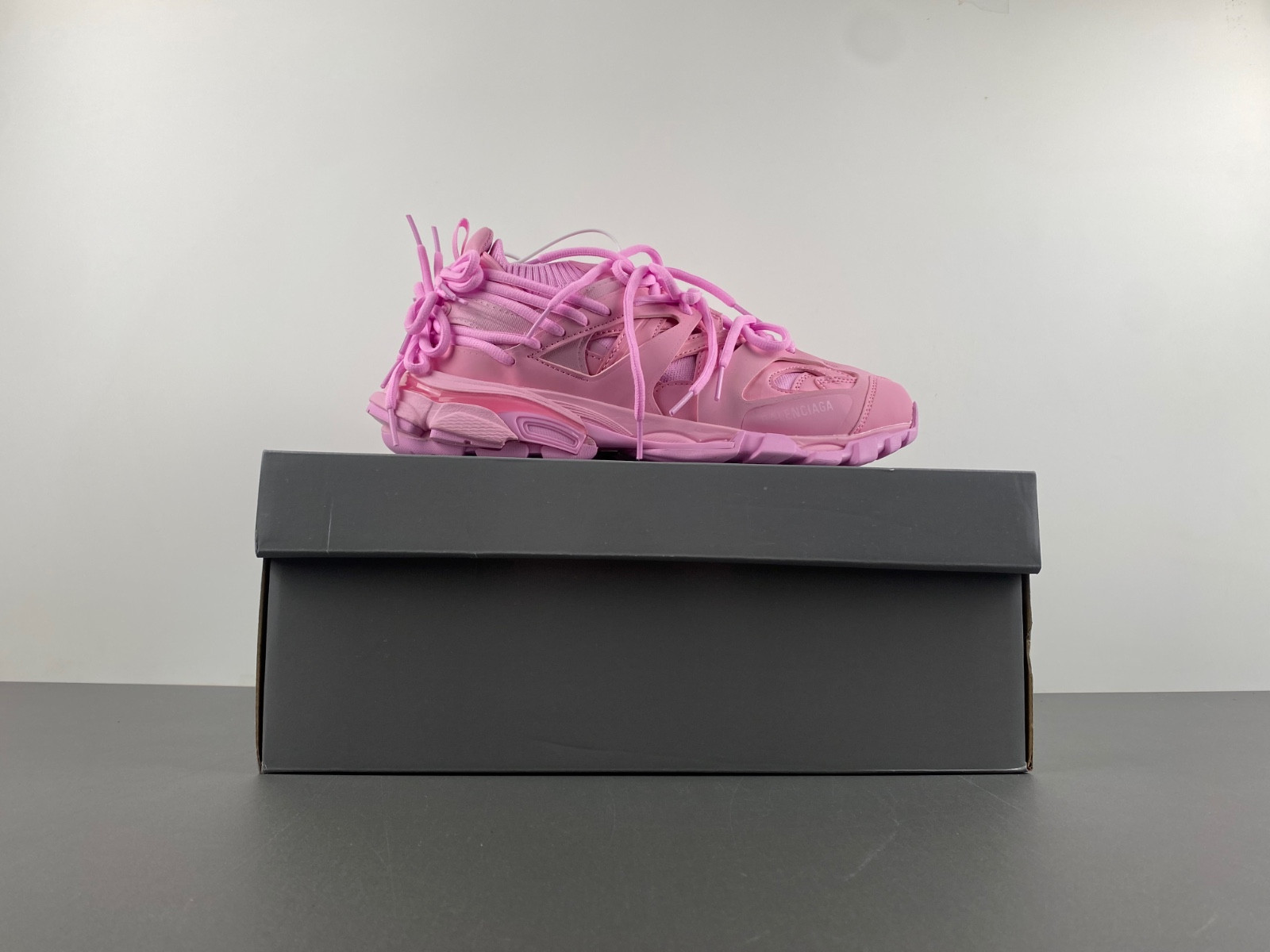Ba*len*cia*ga pink sport shoes 