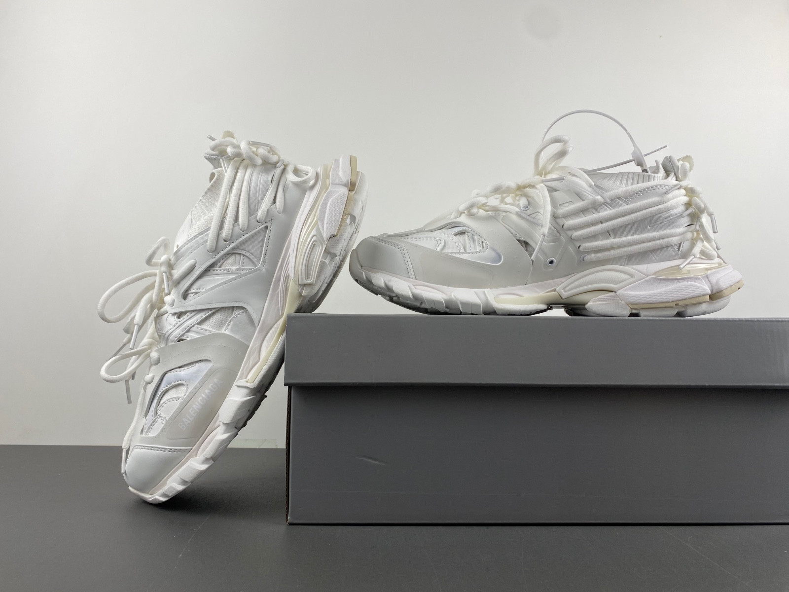 Ba*len*cia*ga white sport shoes 