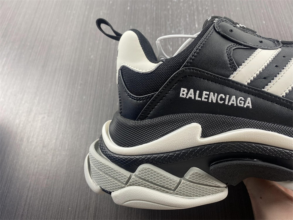 Ba*len*cia*ga triple s