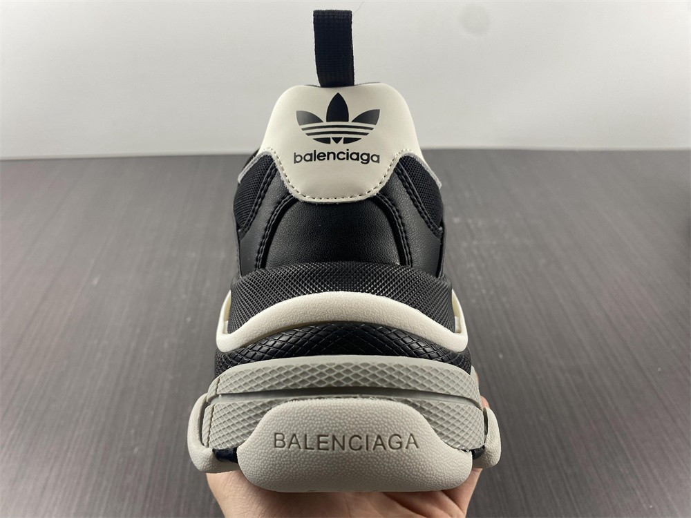 Ba*len*cia*ga triple s