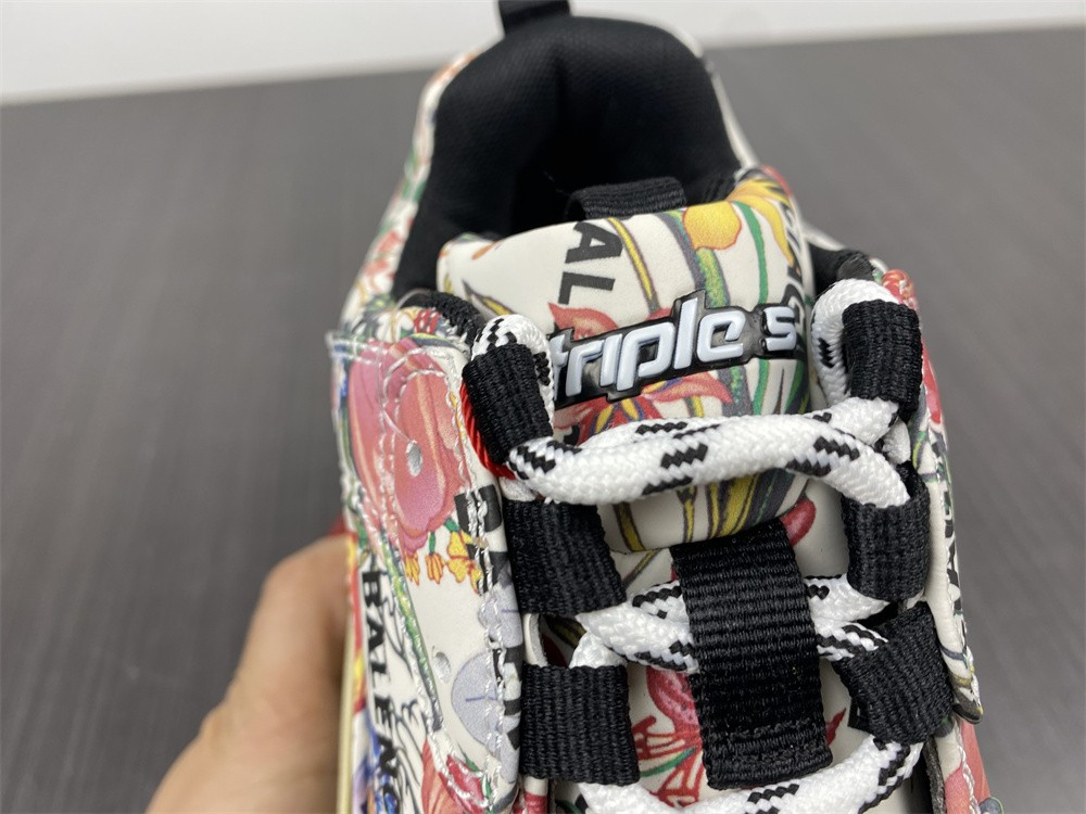 Ba*len*cia*ga triple s