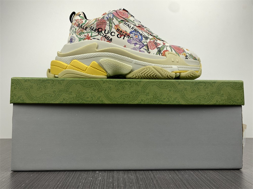 Ba*len*cia*ga triple s