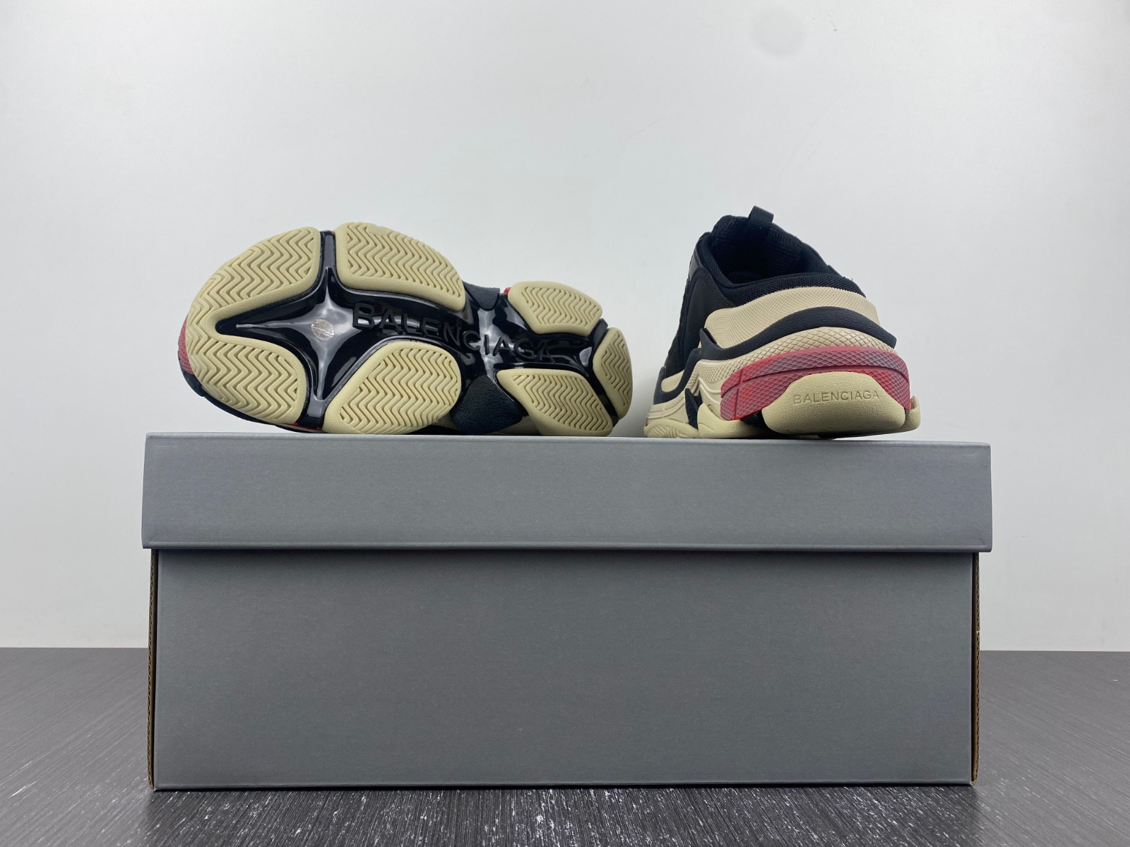 Ba*len*cia*ga triple s