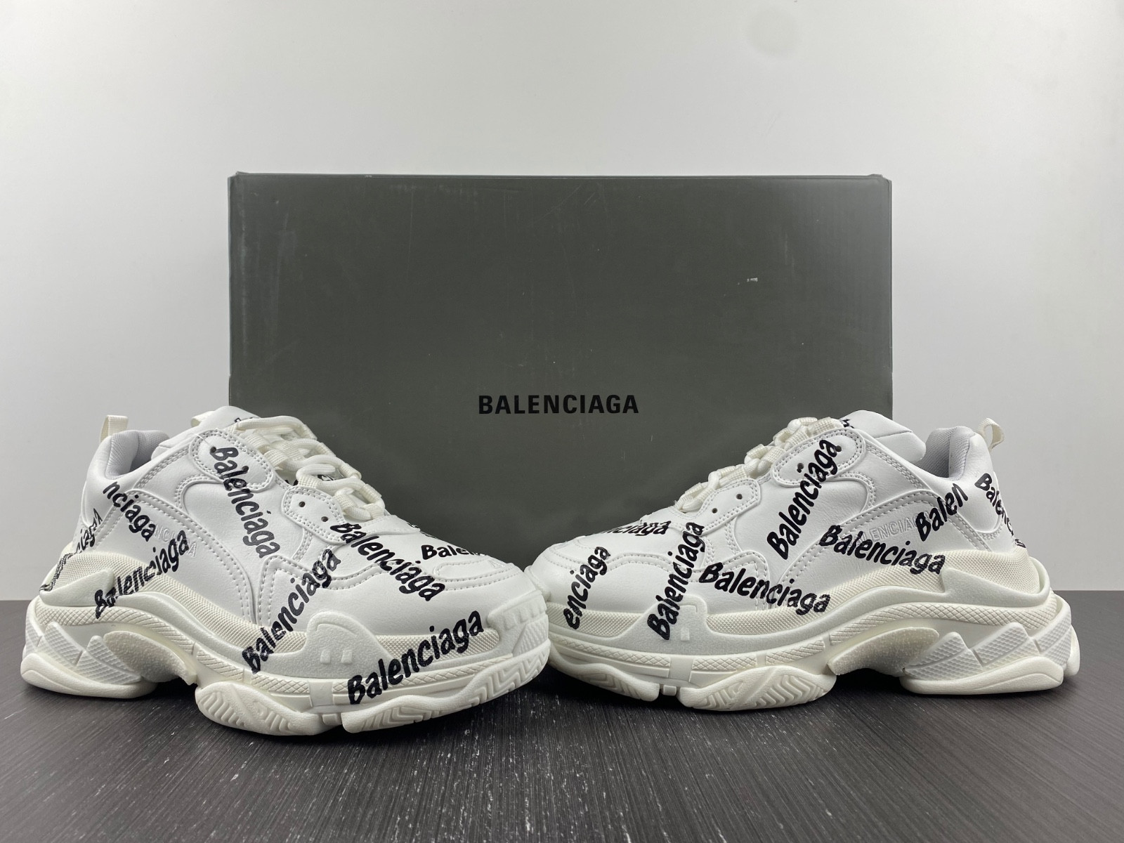 Ba*len*cia*ga triple s