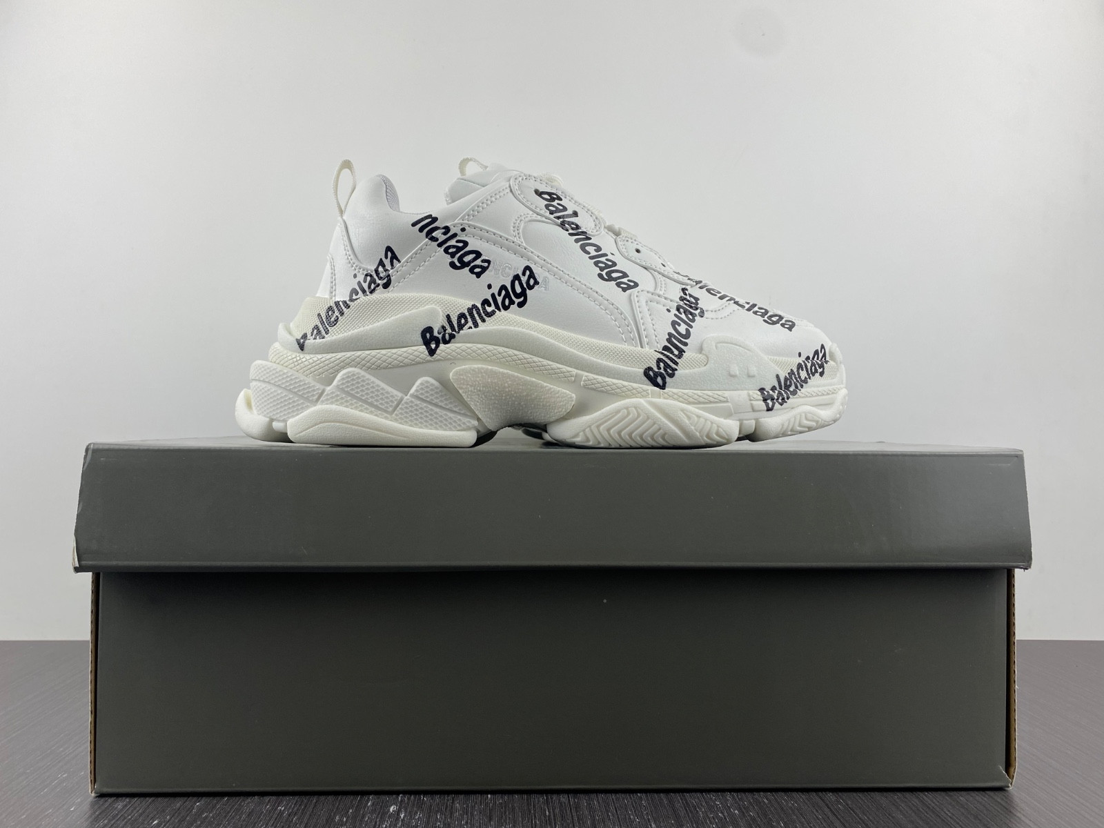 Ba*len*cia*ga triple s