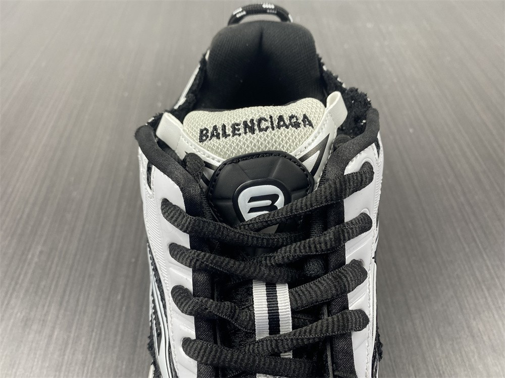 Ba*len*cia*ga runner sneaker 677403w3rb29010