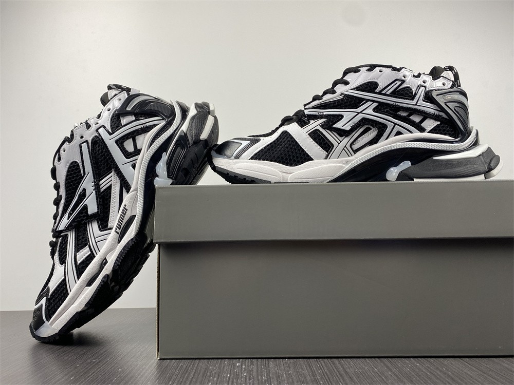 Ba*len*cia*ga runner sneaker 677403w3rb29010