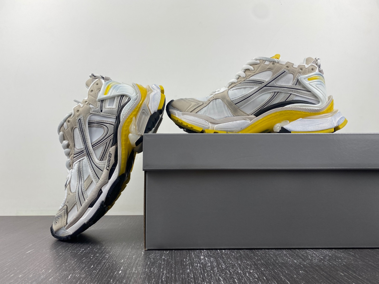 Ba*len*cia*ga runner sneaker