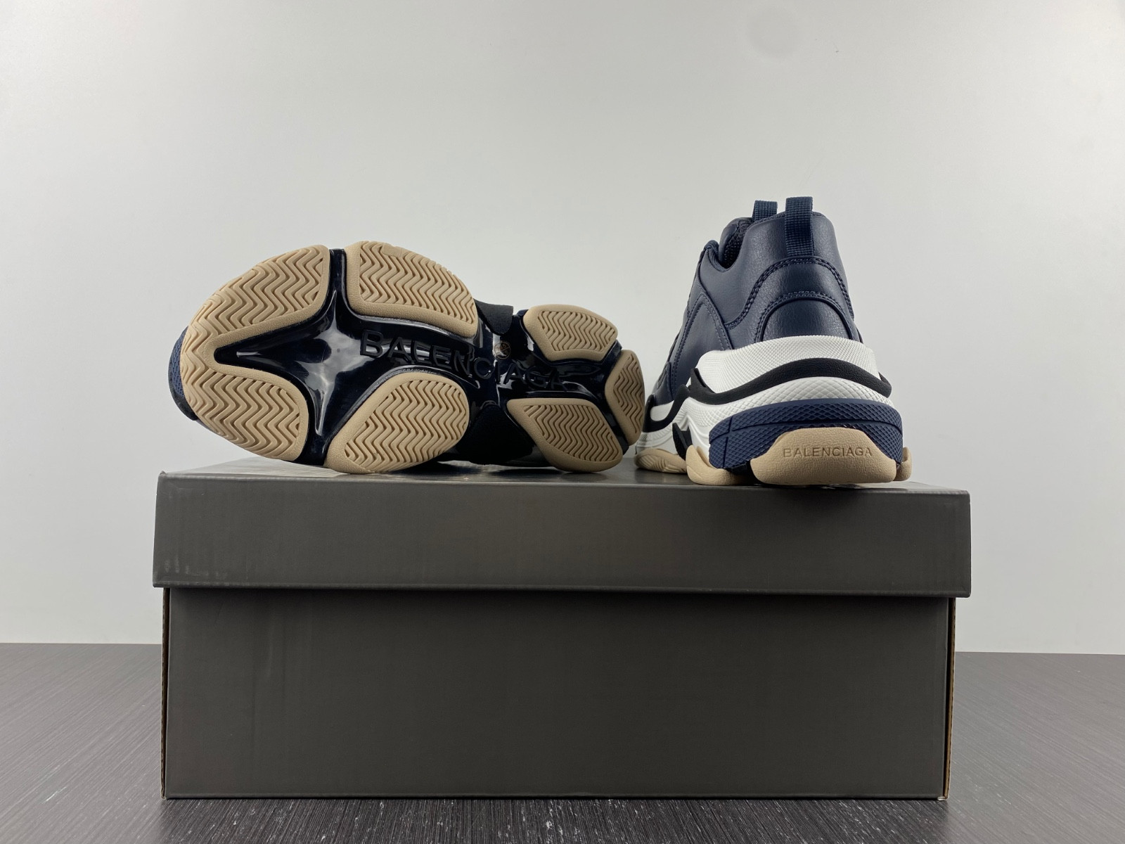 Ba*len*cia*ga triple s