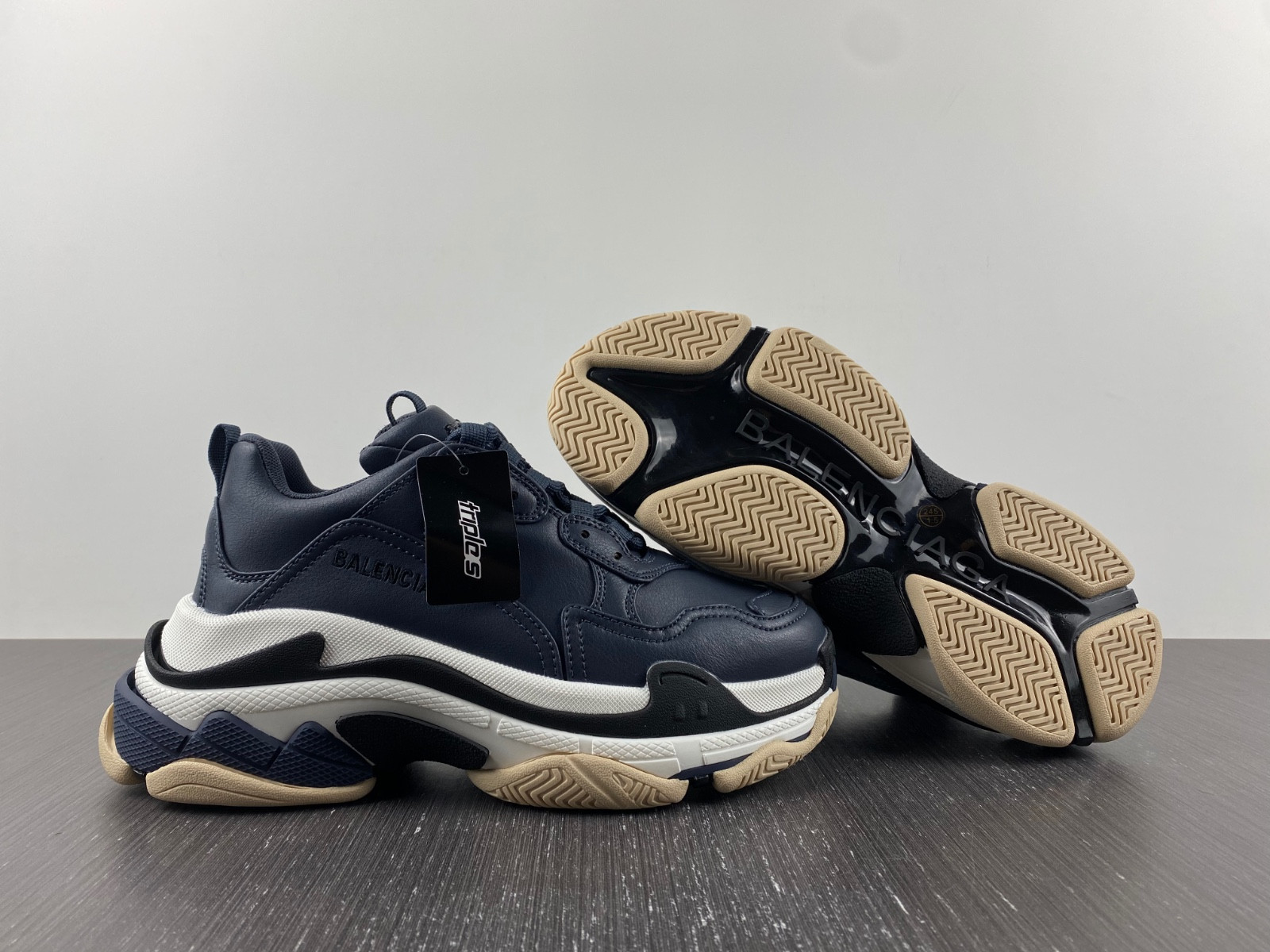 Ba*len*cia*ga triple s