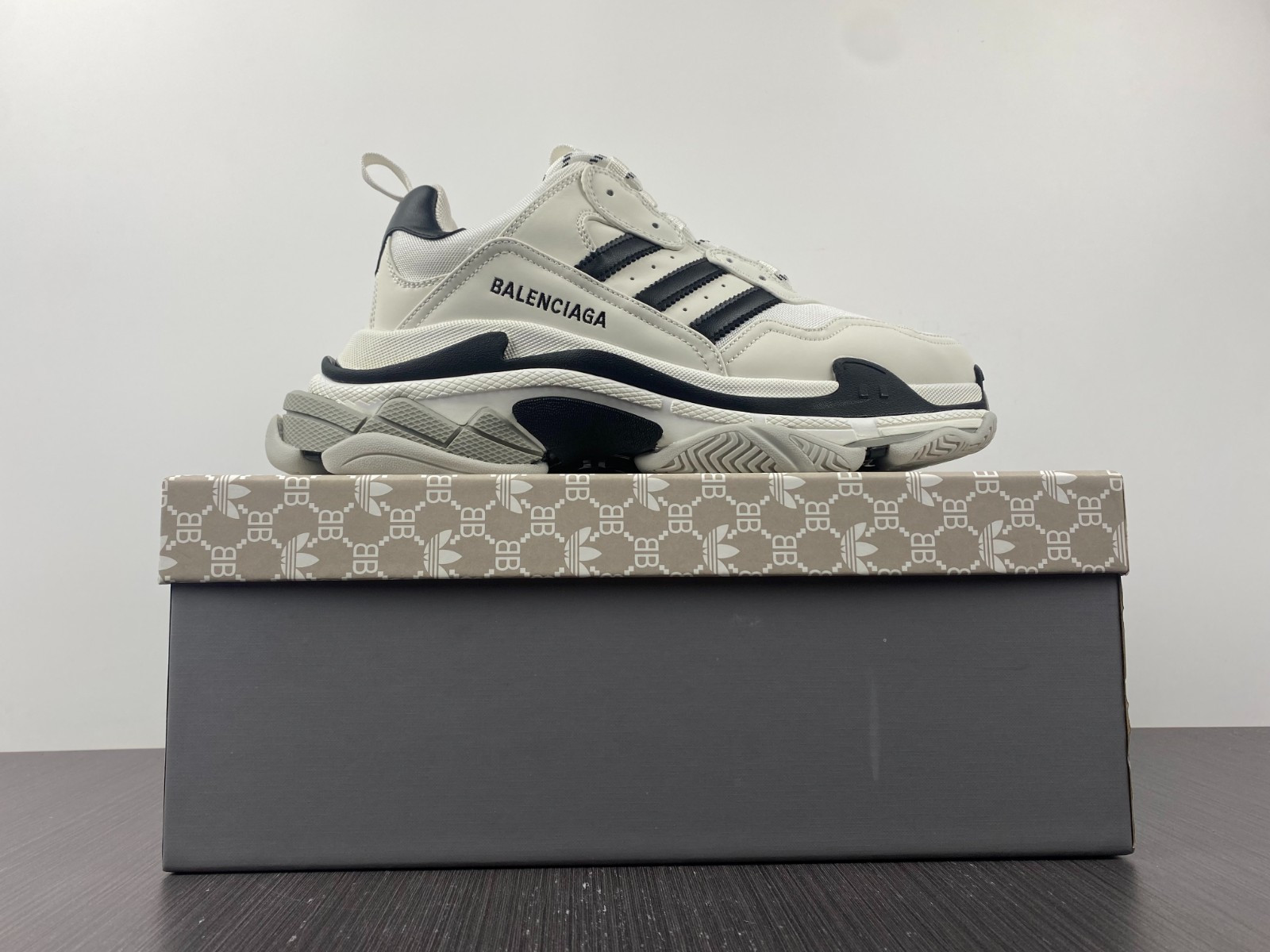 Ba*len*cia*ga triple s