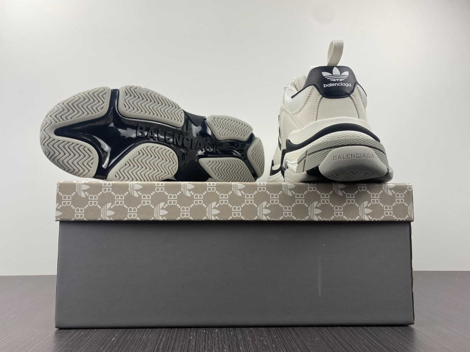 Ba*len*cia*ga triple s