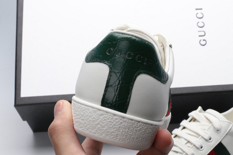 G*u*i ace embroidered low-top sneaker white with stripe