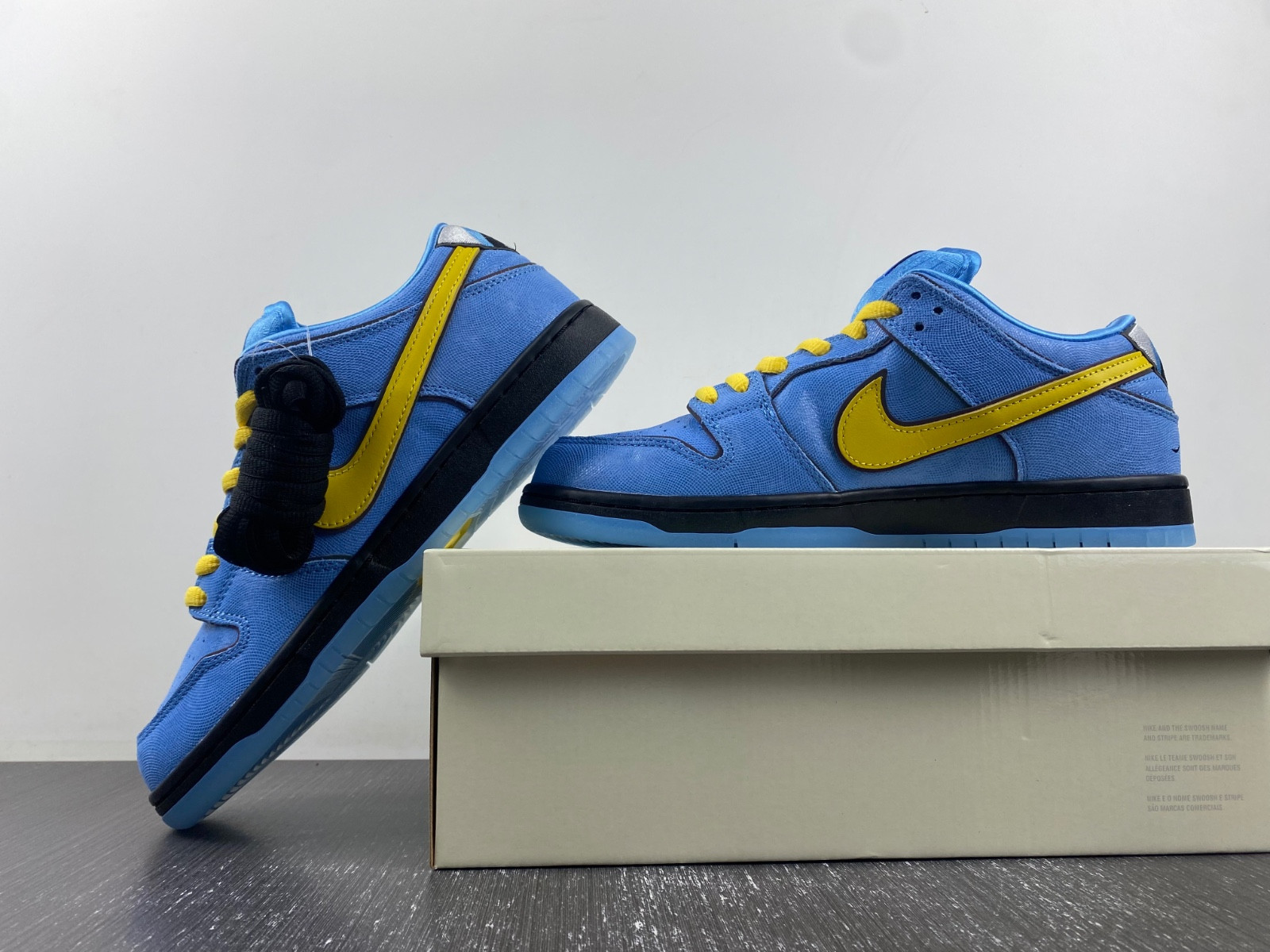 powerpuff girls x nike sb dunk low "bubbles" fz8320-400