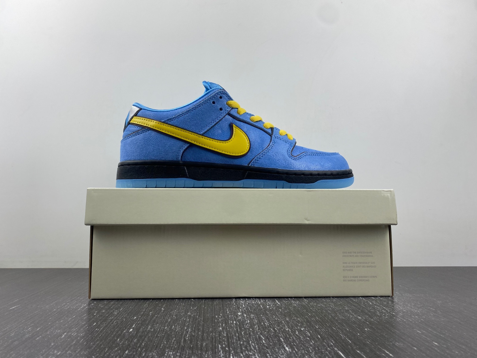 powerpuff girls x nike sb dunk low "bubbles" fz8320-400