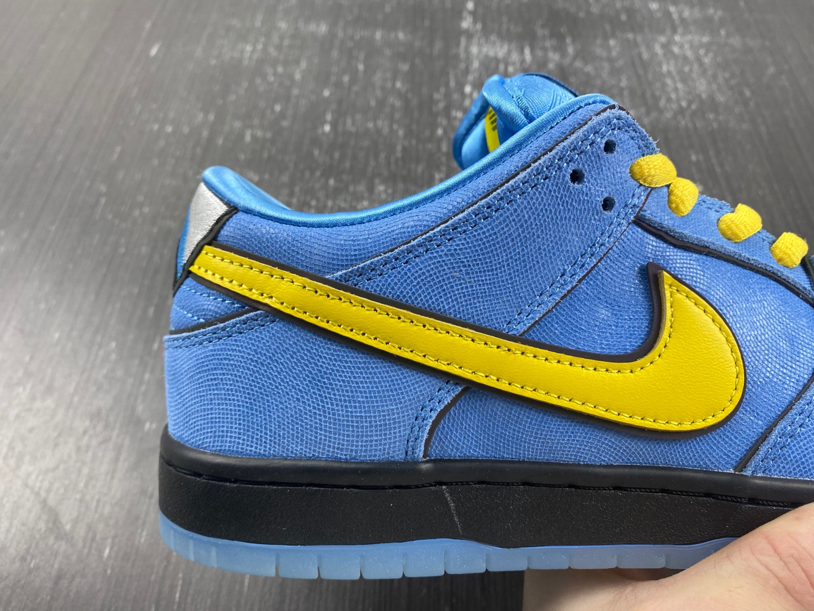 powerpuff girls x nike sb dunk low "bubbles" fz8320-400
