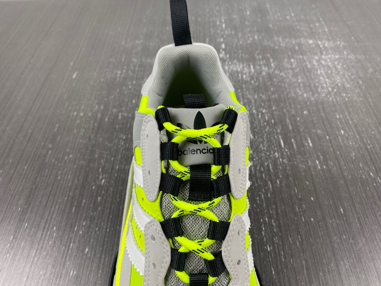 Ba*len*cia*ga triple s