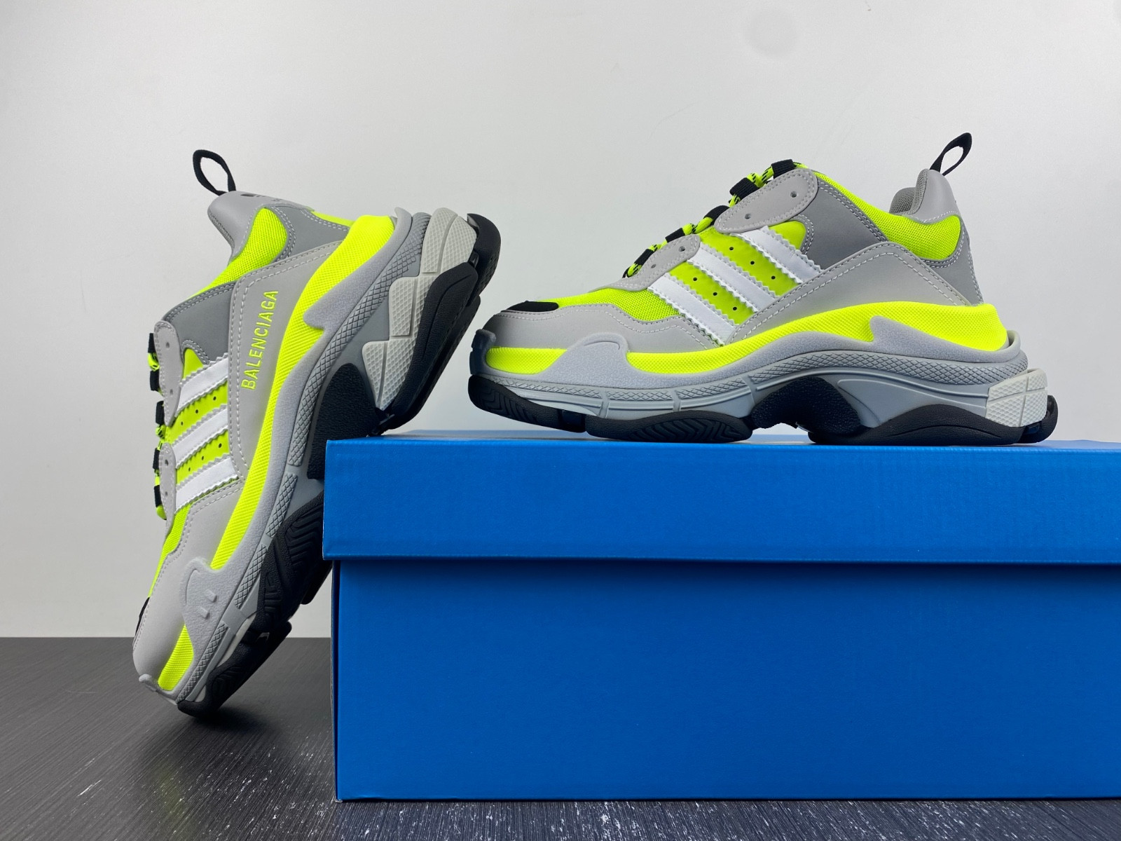 Ba*len*cia*ga triple s