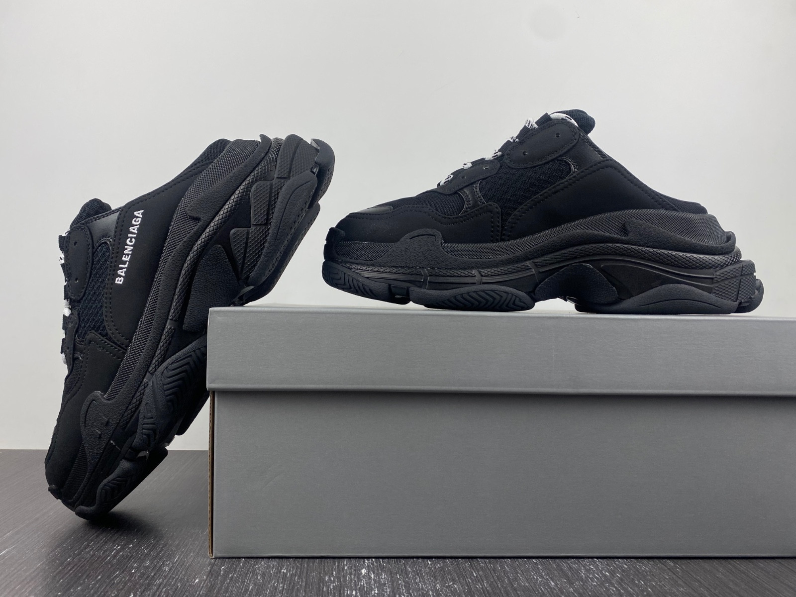 Ba*len*cia*ga triple s