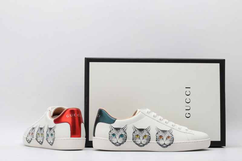 G*u*i ace embroidered low-top sneaker white with cat