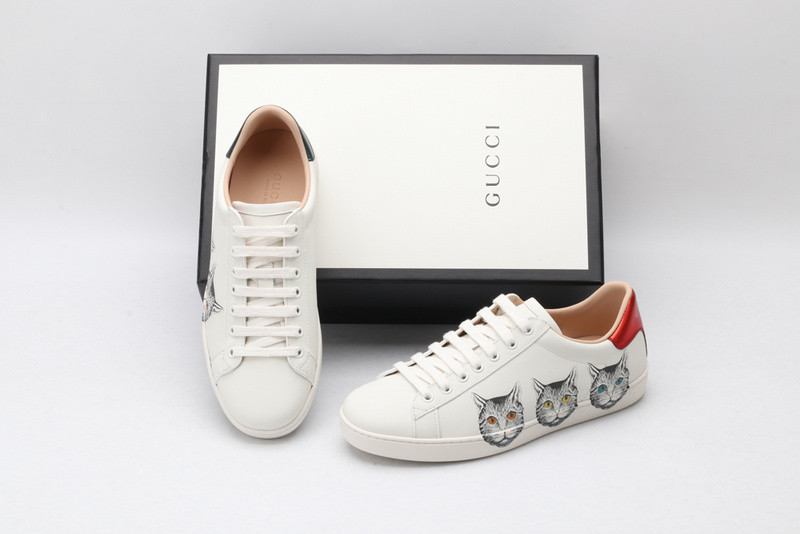 G*u*i ace embroidered low-top sneaker white with cat