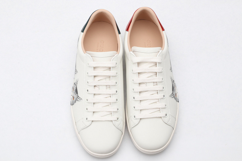 G*u*i ace embroidered low-top sneaker white with cat