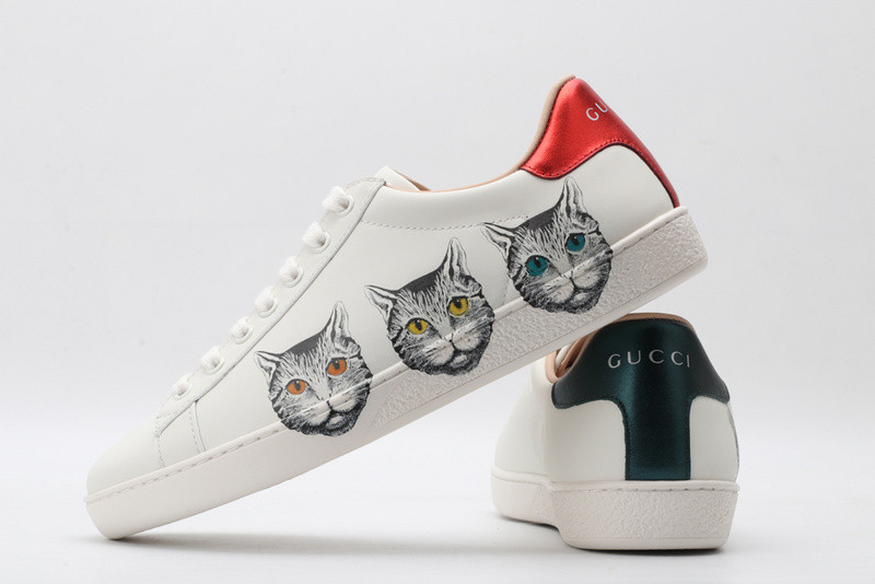 G*u*i ace embroidered low-top sneaker white with cat
