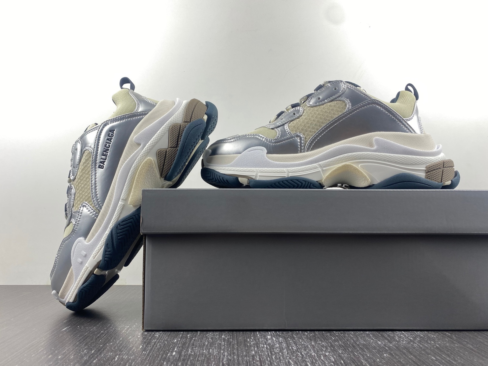 Ba*len*cia*ga triple s