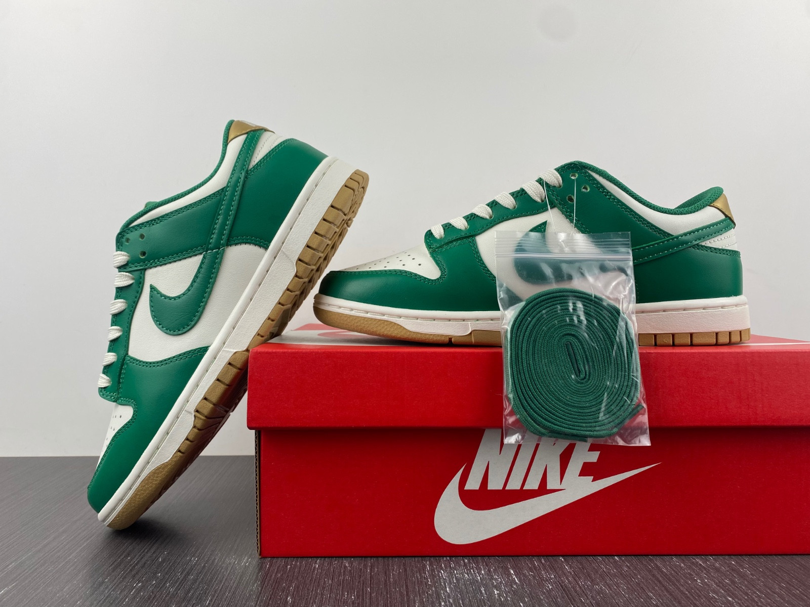 nike dunk low malachite university gold (w) fb7173-131