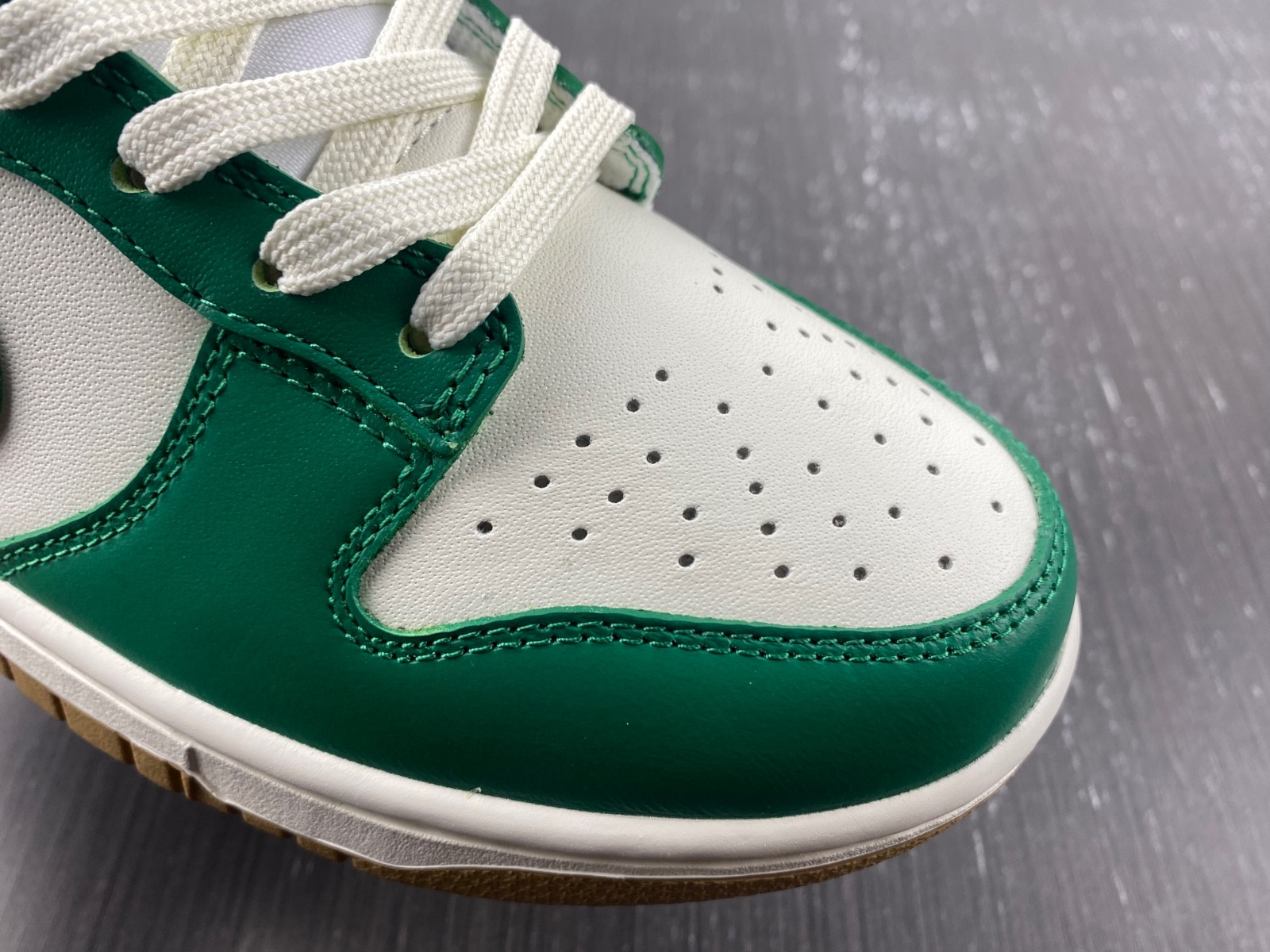 nike dunk low malachite university gold (w) fb7173-131