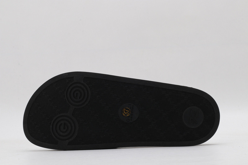G*u*i slides all black with snake