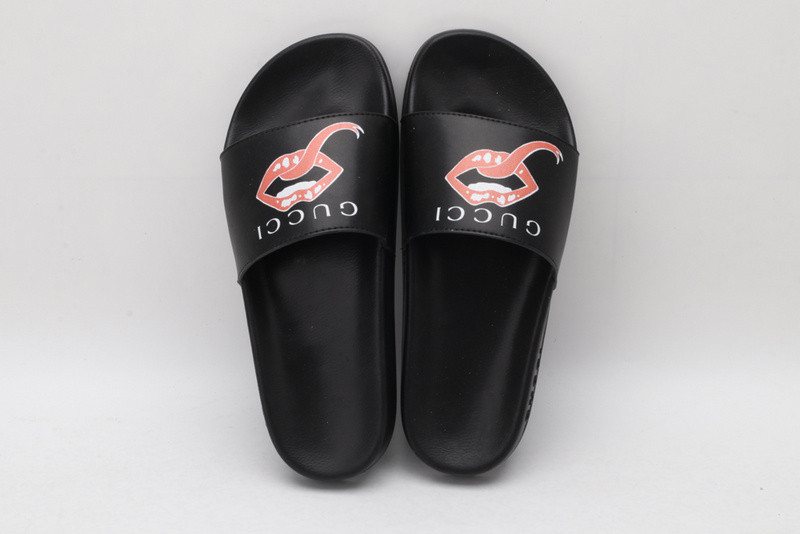 G*u*i slides all black with lip