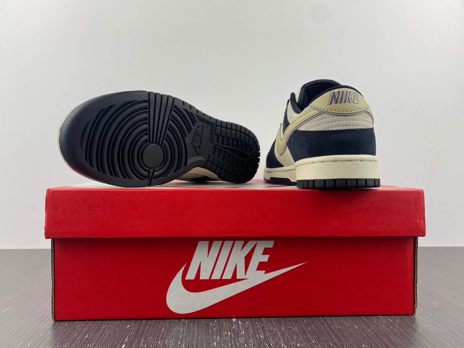 nike dunk low black suede dv3054-001